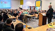 B&uuml;rgermeister Andreas Sandwall bei seiner Pr&auml;sentation im voll besetzten Pfarrsaal.