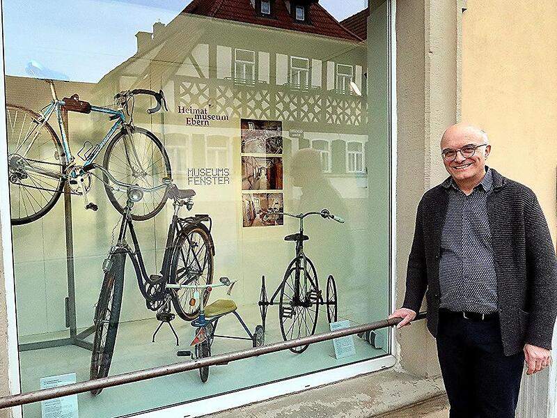 Ein Blickfang im Schaufenster neben dem Heimatmuseum: Stolz pr&auml;sentiert Stefan Andritschke, Vorsitzender des B&uuml;rgervereins Ebern, die ersten Ausstellungsobjekte &ndash; Fahrr&auml;der aus vergangenen Zeiten.