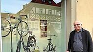 Ein Blickfang im Schaufenster neben dem Heimatmuseum: Stolz pr&auml;sentiert Stefan Andritschke, Vorsitzender des B&uuml;rgervereins Ebern, die ersten Ausstellungsobjekte &ndash; Fahrr&auml;der aus vergangenen Zeiten.