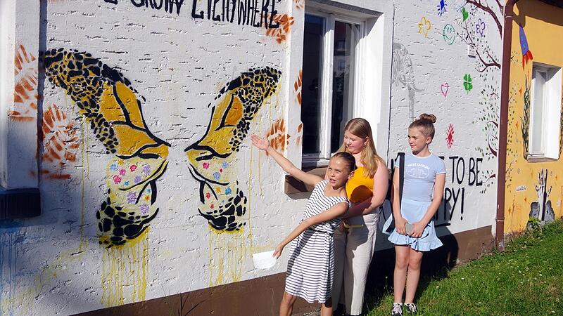 Die M&auml;dchen stellten die Motive der phantasievoll gestalteten Hauswand am Kaulangerplatz vor, darunter diesen Schmetterling, der die Leute zum L&auml;cheln bringen soll.