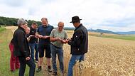 Erntegespräch des Bauernverbands vor Ort beim Weizenfeld mit (von li.) Marion Warmuth, Jochen Wunsch, Gabriel Lieb, Lothar Teuchgräber, Wolfgang Meixner und Michael Bienlein. Erntegespräch des Bauernverbands vor Ort beim Weizenfeld mit (von li.) Marion Warmuth, Jochen Wunsch, Gabriel Lieb, Lothar Teuchgräber, Wolfgang Meixner und Michael Bienlein.