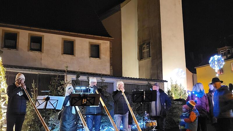 Zum Ausklang der Dorfweihnacht traten die Alphornbl&auml;ser auf.