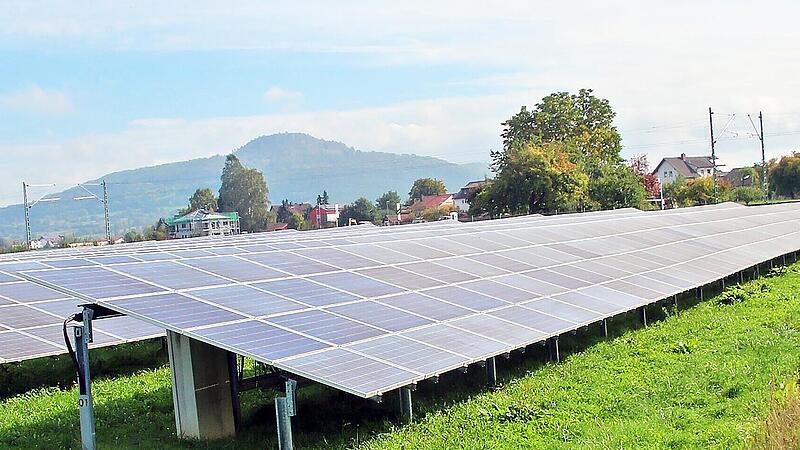Bei Unterzettlitz, unmittelbar neben der Bahntrasse, gibt es bereits einen kleinen Solarpark. Eine neue Photovoltaikfl&auml;che kommt  nun dort hinzu. Wo sich im Staffelsteiner Stadtgebiet Vorrangfl&auml;chen f&uuml;r Photovoltaikanlagen  befinden, wurde vor ein...