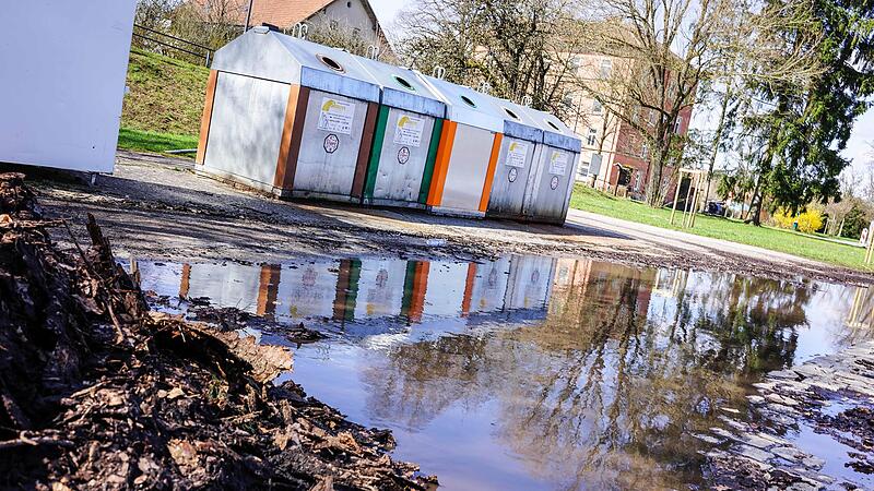 Trockenen Fu&szlig;es dringt man kaum bis zu den Containern vor.