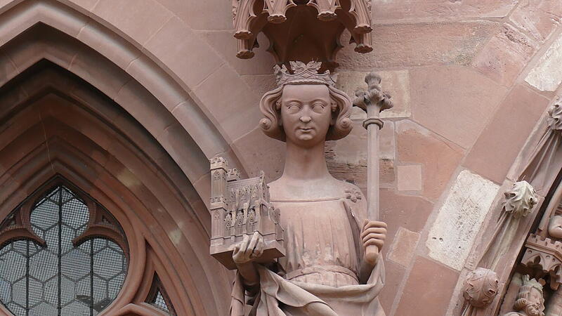 Der Tod Kaiser Heinrichs II. war ein reichsweites Ereignis und l&ouml;ste Trauer aus. So zum Beispiel auch in der Stadt Basel, der der Kaiser Rechte und L&auml;ndereien schenkte und pers&ouml;nlich an der Weihe des M&uuml;nsters 1019 teilnahm. Er wird als zweiter Patron von Basel verehrt. Das Bild zeigt ihn am M&uuml;nster.