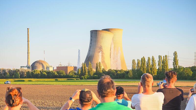 Zahlreiche Schaulustige sahen sich die Sprengung der K&uuml;hlt&uuml;rme des Atomkraftwerks Grafenrheinfeld am 16. August 2024 an. Ein Pro-Atomkraft-Aktivist hatte die Aktion gest&ouml;rt.