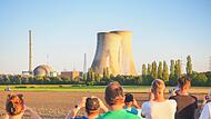Zahlreiche Schaulustige sahen sich die Sprengung der Kühltürme des Atomkraftwerks Grafenrheinfeld am 16. August 2024 an. Ein Pro-Atomkraft-Aktivist hatte die Aktion gestört. Zahlreiche Schaulustige sahen sich die Sprengung der Kühltürme des Atomkraftwerks Grafenrheinfeld am 16. August 2024 an. Ein Pro-Atomkraft-Aktivist hatte die Aktion gestört.