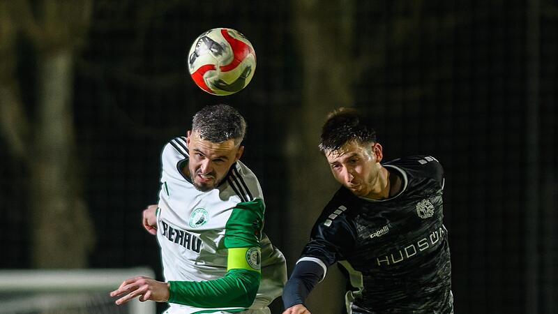 SCE-Spielf&uuml;hrer Maximilian G&ouml;bhardt gewinnt das Kopfballduell mit Gebenbach David Vidovic.