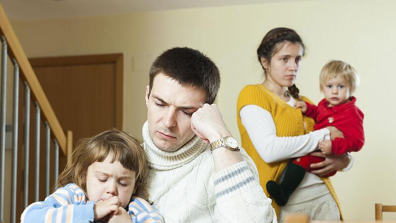Job, Familie, Kindererziehung, keine Zeit mehr f&uuml;r sich selbst. Wie auf diesem Symbolbild kommen junge Eltern dabei schnell an ihre Grenzen.