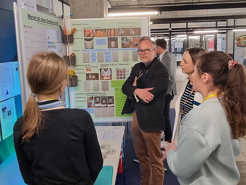 Die Schülerinnen des Ernestinums bei der Präsentation in Regensburg.
