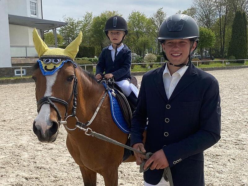 Die J&uuml;ngsten konnten beim Ponyf&uuml;hrz&uuml;gelwettbewerb mitmachen: Auf dem Pony sitzt Theo Ultsch, den Strick h&auml;lt Justin Lehnert.