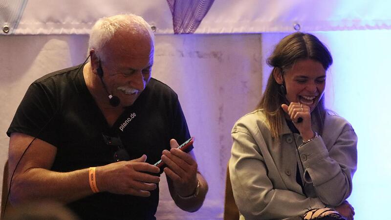 Sorgte nicht nur beim Musikspielen via Handy f&uuml;r gute Stimmung: Peter Kleinhenz, der hier Lea Schneider zum Lachen bringt.