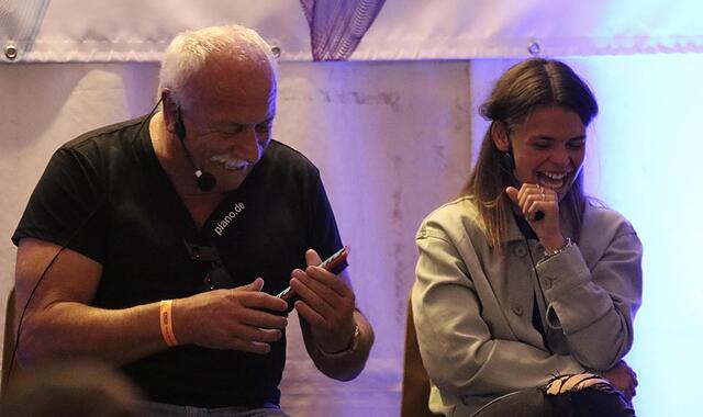 Sorgte nicht nur beim Musikspielen via Handy für gute Stimmung: Peter Kleinhenz, der hier Lea Schneider zum Lachen bringt.