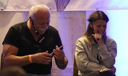 Sorgte nicht nur beim Musikspielen via Handy f&uuml;r gute Stimmung: Peter Kleinhenz, der hier Lea Schneider zum Lachen bringt.