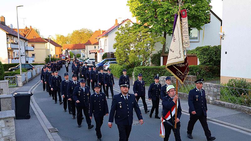 Mit Marschmusik gingen die Feuerwehrabordnungen des Stadtgebietes von der Pfarrkirche über die Bahnhofstraße und Goethestraße zur Peter J. Moll-Halle.
