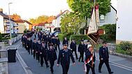 Mit Marschmusik gingen die Feuerwehrabordnungen des Stadtgebietes von der Pfarrkirche über die Bahnhofstraße und Goethestraße zur Peter J. Moll-Halle.