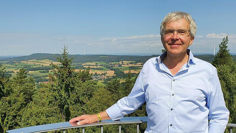 Bundestagskandidat Martin Pfeiffer blickt auf dem Patersbergturm zufrieden auf die Windr&auml;der der Region. Aber in anderen Regionen Bayerns gebe es noch  Nachholbedarf.