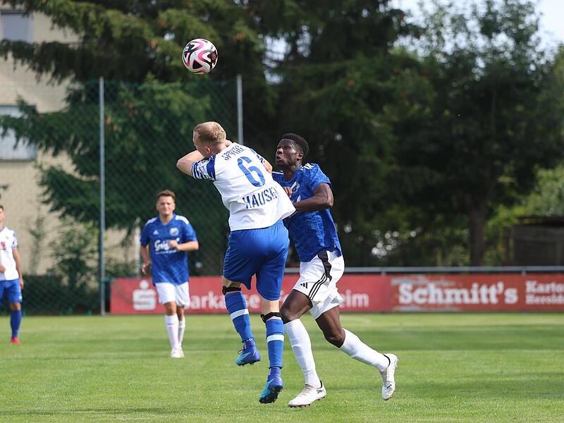 Ousman Kinteh (r.) erzielte das fr&uuml;he 1:0 f&uuml;r Heroldsbach im Derby gegen Wimmelbach.Forchheim & Fr&auml;nkische Schweiz