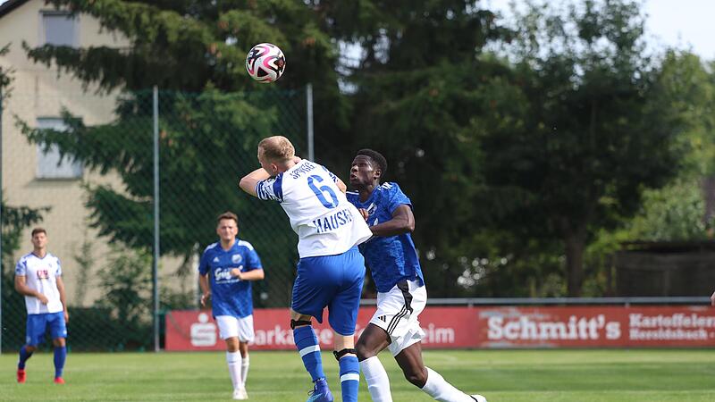 Ousman Kinteh (r.) erzielte das frühe 1:0 für Heroldsbach im Derby gegen Wimmelbach.Forchheim & Fränkische Schweiz Ousman Kinteh (r.) erzielte das frühe 1:0 für Heroldsbach im Derby gegen Wimmelbach.Forchheim & Fränkische Schweiz