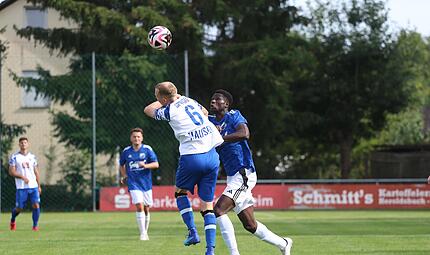 Ousman Kinteh (r.) erzielte das fr&uuml;he 1:0 f&uuml;r Heroldsbach im Derby gegen Wimmelbach.Forchheim & Fr&auml;nkische Schweiz