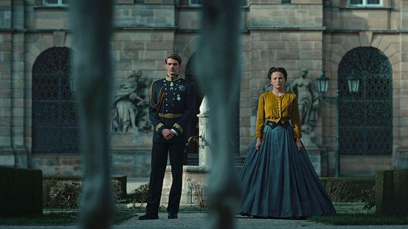 Sisi und Franz vor Kulisse  Weissenstein in Pommersfelden.