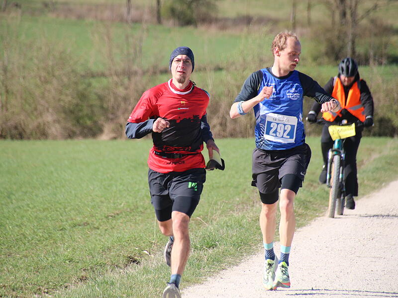 Strahlender Sonnenschein, aber nur niedrige Plusgrade erwartete die L&auml;ufer beim 19. Obermain-Marathon rund um Bad Staffelstein. Die Marathon-Strecke f&uuml;hrte wieder an den beiden Wahrzeichen der Kurstadt, dem Kloster Banz und der Basilika Vierzehnheiligen vorbei.