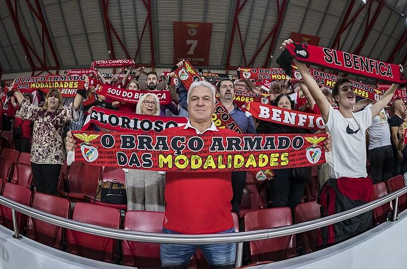 Im 2450 Zuschauer fassenden Pavilhao da Luz hat Brose Bamberg im Endspiel nicht nur Benfica Lissabon, sondern auch die Fans gegen sich. Im 2450 Zuschauer fassenden Pavilhao da Luz hat Brose Bamberg im Endspiel nicht nur Benfica Lissabon, sondern auch die Fans gegen sich.