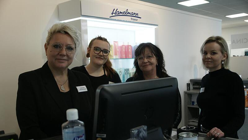 Nach mehr als 30 Jahren gibt Gabriele Hamelmann (links) ihren Friseursalon in der Sinnau 18 in Bad Br&uuml;ckenau auf. Ihre Mitarbeiterinnen Monique Trigg (daneben, von links), Annette Bosch und Nadja Hellmann haben eine neue Arbeit gefunden.