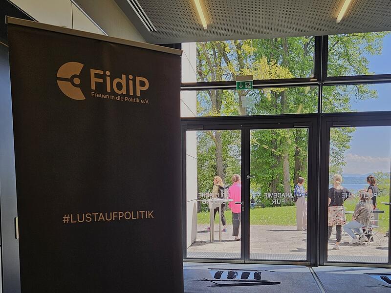 Der Verein FidiP ist in den sozialen Medien mit #LUSTAUFPOLITIK vertreten. Der Verein FidiP ist in den sozialen Medien #LUSTAUFPOLITIK vertreten.
