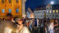 Der Alkohol fließt in Strömen. Auch vergangenes Wochenende feierten Hunderte Menschen auf der Unteren Brücke bis weit nach Mitternacht.