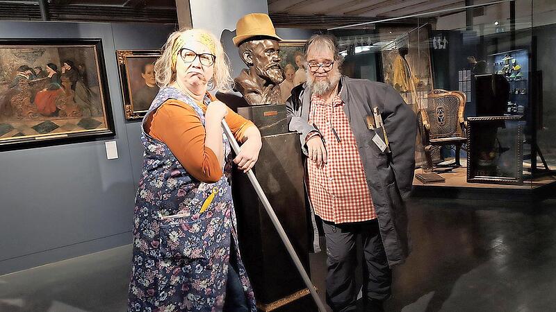 Der m&uuml;rrische Hausmeister Josef und die grantige &bdquo;Putze&ldquo; Maria &uuml;bernehmen bei der Grumpy-Tour die F&uuml;hrung durch &bdquo;ihr&ldquo; liebgewonnenes Museum.