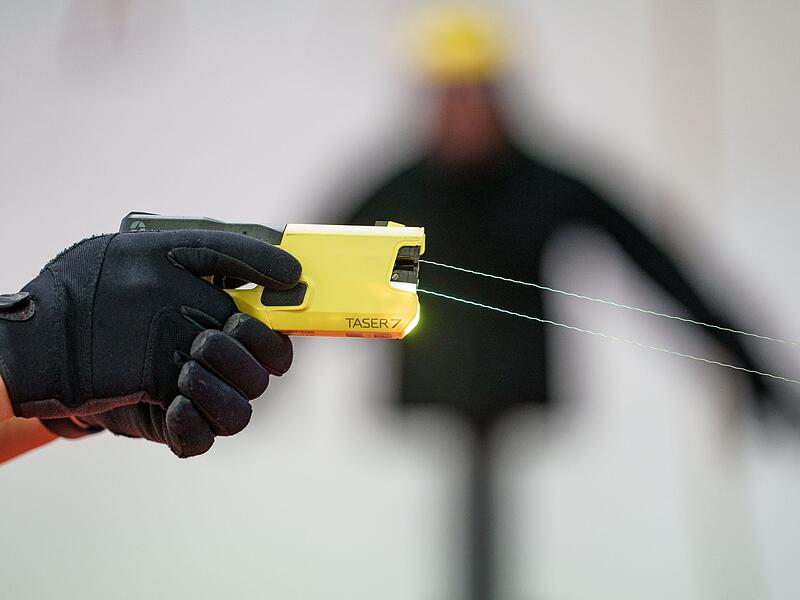 Taser im Einsatz. Taser im Einsatz.