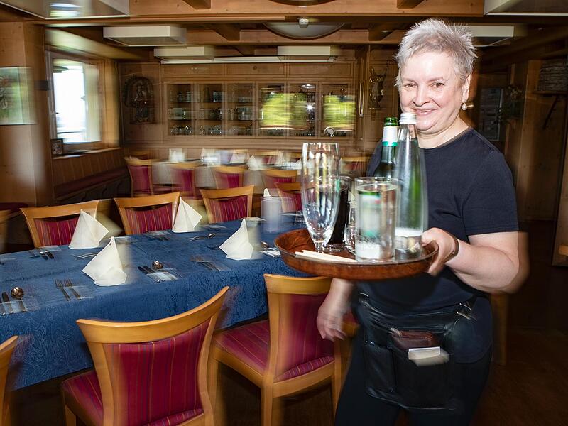 Ilka Roth serviert sei vielen Jahren im Berg-Gasthof in Regensberg. Die Arbeitsbelastung in der Gastronomie d&uuml;rfe auch f&uuml;r das bestehende Personal nicht zu hoch werden, meint ihr Chef.Forchheim & Fr&auml;nkische Schweiz