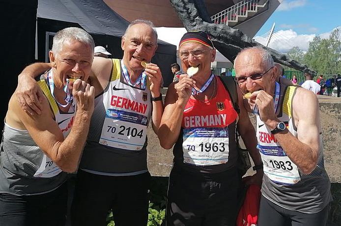 Karl Dorschner (re.) holte mit der viermal 400-Meter-Staffel die Goldmedaille und vier weitere Medaillenpl&auml;tze bei der Senioren-WM.