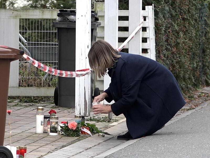 Seit Freitag stellen die Anwohner Kerzen vor dem Haus der Familie auf und legen Blumen ab. Seit Freitag stellen die Anwohner Kerzen vor dem Haus der Familie auf und legen Blumen ab.