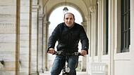 Stets unterwegs f&uuml;r Kammerorchester, meist per Fahrrad: Wolfgang Reichelt im Rundgang des Kursaalgeb&auml;udes.