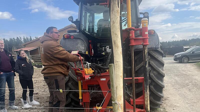 Mit der Pfahlramme l&auml;sst sich ein fester Zaun installieren.