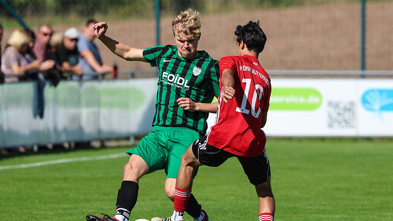 Neukenroths Julius Wagner (grün) hält gegen den Buttenheimer Jason Crittenton den Fuß vor und verhindert das Abspiel. Neukenroths Julius Wagner (grün) hält gegen den Buttenheimer Jason Crittenton den Fuß vor und verhindert das Abspiel.