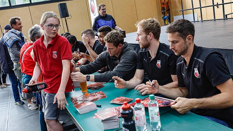 Hunderte Brose-Fans nutzten am Montag die Gelegenheit, sich in Strullendorf Autogramme von ihren Idolen zu holen.
