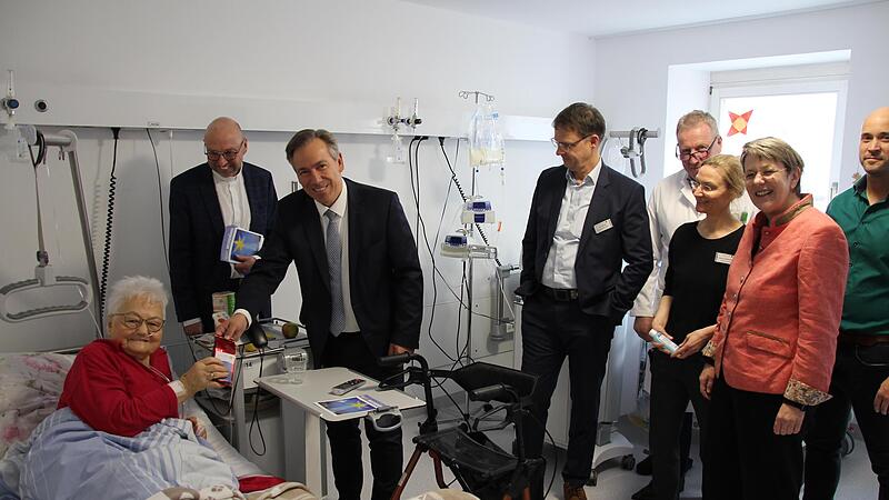 Patientin Agnes Stadler aus Gremsdorf (links) freute über den Besuch von Landrat Alexander Tritthart (vorne Mitte) im Krankenhaus in Höchstadt. Dabei waren (hinten von links) Diakon Georg Paszek, Verwaltungschef Thomas Menter, Chefarzt Martin Gr... Patientin Agnes Stadler aus Gremsdorf (links) freute über den Besuch von Landrat Alexander Tritthart (vorne Mitte) im Krankenhaus in Höchstadt. Dabei waren (hinten von links) Diakon Georg Paszek, Verwaltungschef Thomas Menter, Chefarzt Martin Gr...