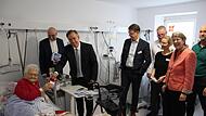 Patientin Agnes Stadler aus Gremsdorf (links) freute  über den Besuch von Landrat Alexander Tritthart (vorne Mitte) im  Krankenhaus in Höchstadt. Dabei waren (hinten von links) Diakon Georg Paszek, Verwaltungschef Thomas Menter, Chefarzt Martin Gr...