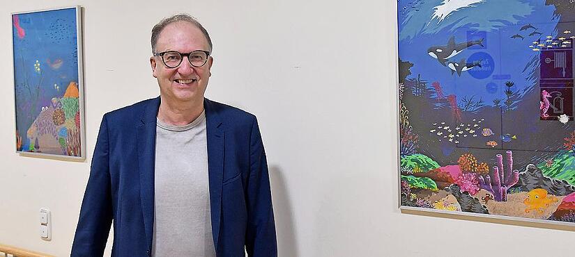 Klinikdirektor Professor Joachim W&ouml;lfle freut sich sehr &uuml;ber die aufmunternden Unterwasserwelten in der Erlanger Kinderklinik.