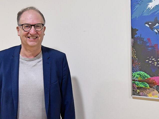 Klinikdirektor Professor Joachim W&ouml;lfle freut sich sehr &uuml;ber die aufmunternden Unterwasserwelten in der Erlanger Kinderklinik.