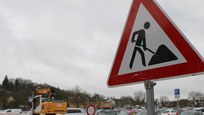 Parken: Bauarbeiten f&uuml;r Schranke am Parkplatz Anger in Coburg