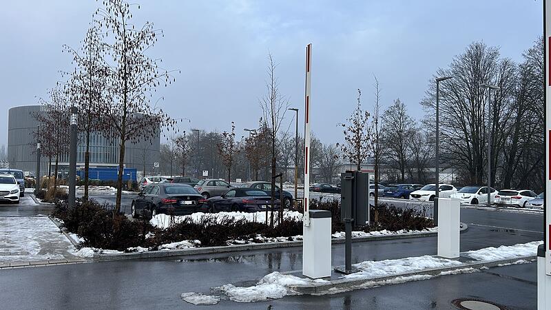 Immer wieder technische Probleme: Der Parkplatz am Globe Coburg ist seit mehr als einem Jahr fertig, aber die Schrankenanlage ist noch immer nicht in Betrieb.