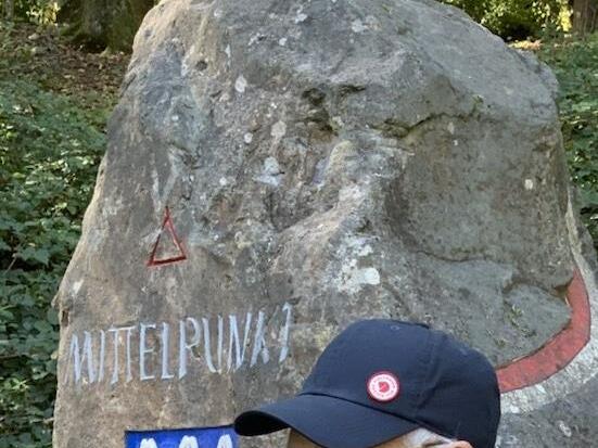 Hubert Schenk erzählt am Markstein bei Schlimpfhof, der den Mittelpunkt des Landkreises Bad Kissingen kennzeichnet, aus der Geschichte von Oberthulba.