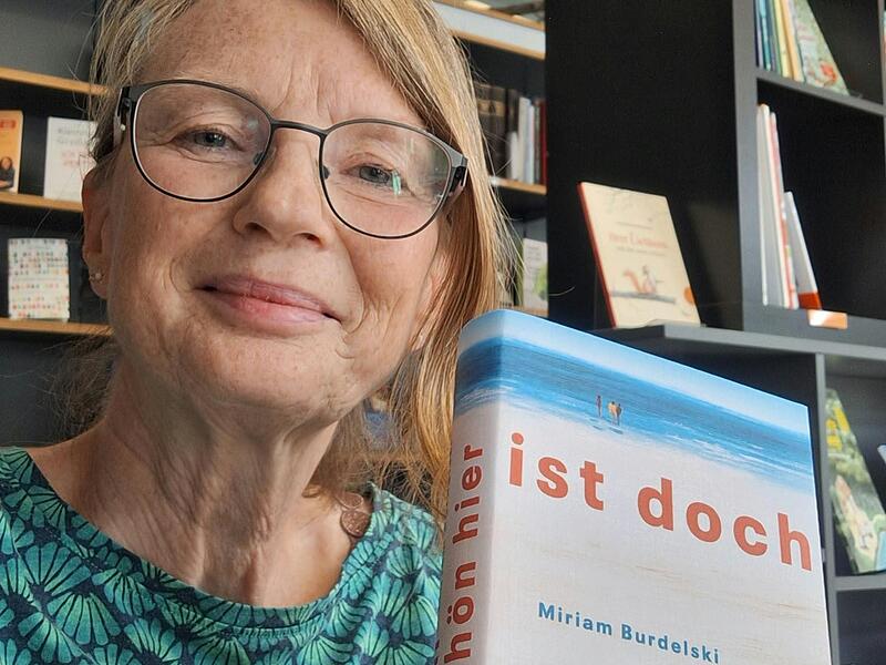 Regina Poscher von der Stadtbücherei Höchstadt stellt das Buch „Ist doch schön hier“ vor. Regina Poscher von der Stadtbücherei Höchstadt stellt das Buch „Ist doch schön hier“ vor.