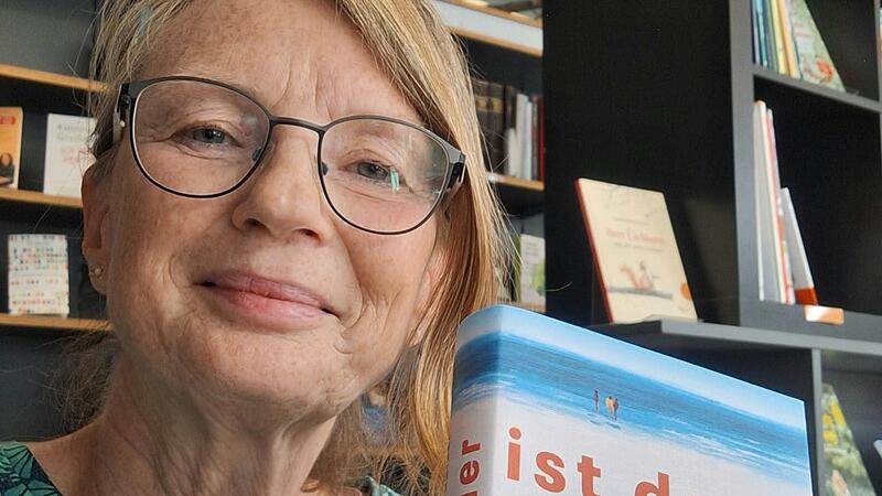 Regina Poscher von der Stadtb&uuml;cherei H&ouml;chstadt stellt das Buch &bdquo;Ist doch sch&ouml;n hier&ldquo; vor.