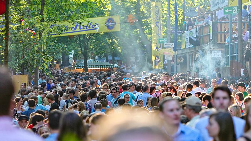 Die Fans können es kaum erwarten: Nach zwei Jahren Corona-Pause startet am Donnerstag die Bergkirchweih 2022. Die Fans können es kaum erwarten: Nach zwei Jahren Corona-Pause startet am Donnerstag die Bergkirchweih 2022.