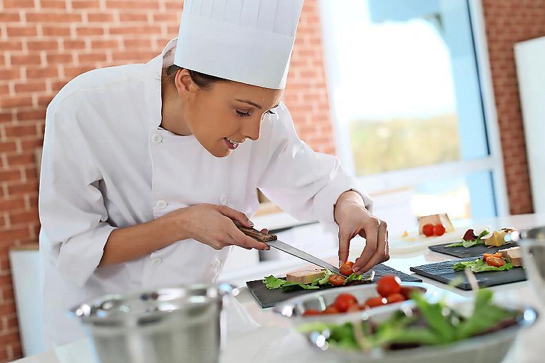 Eine Fachkraft serviert Speisen.